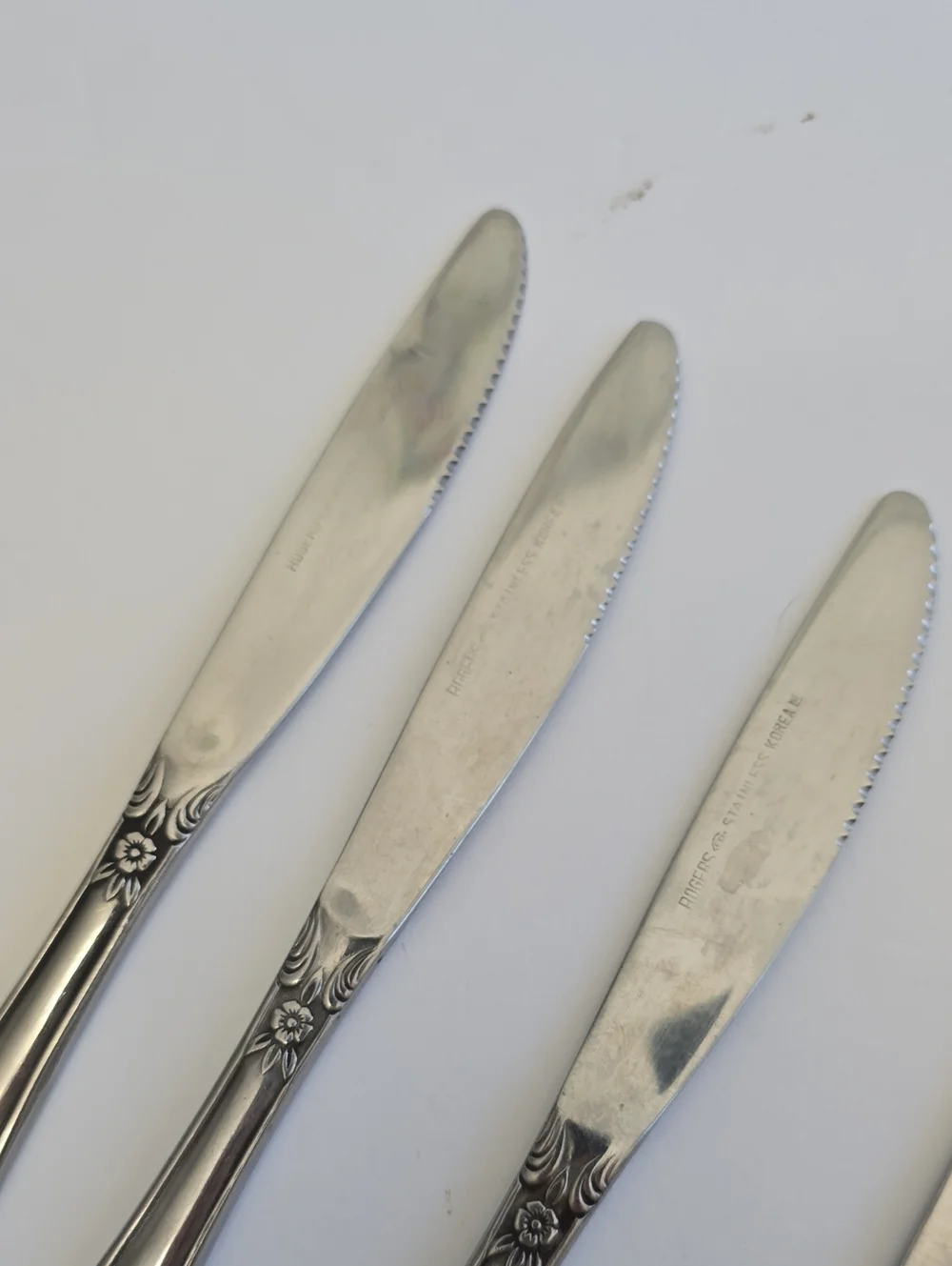 Vintage Rogers & Co Set Of 4 Korea Stainless Knives Floral Alexis 8 3/8